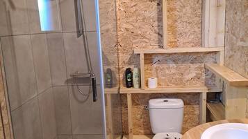 Romanttinen chalet | Kylpyhuone | Suihku, hiustenkuivaaja, pyyhkeet, saippua
