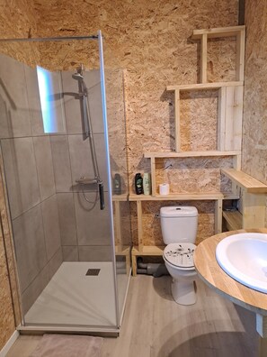 Romantic Chalet | Bathroom | Shower, hair dryer, towels, soap