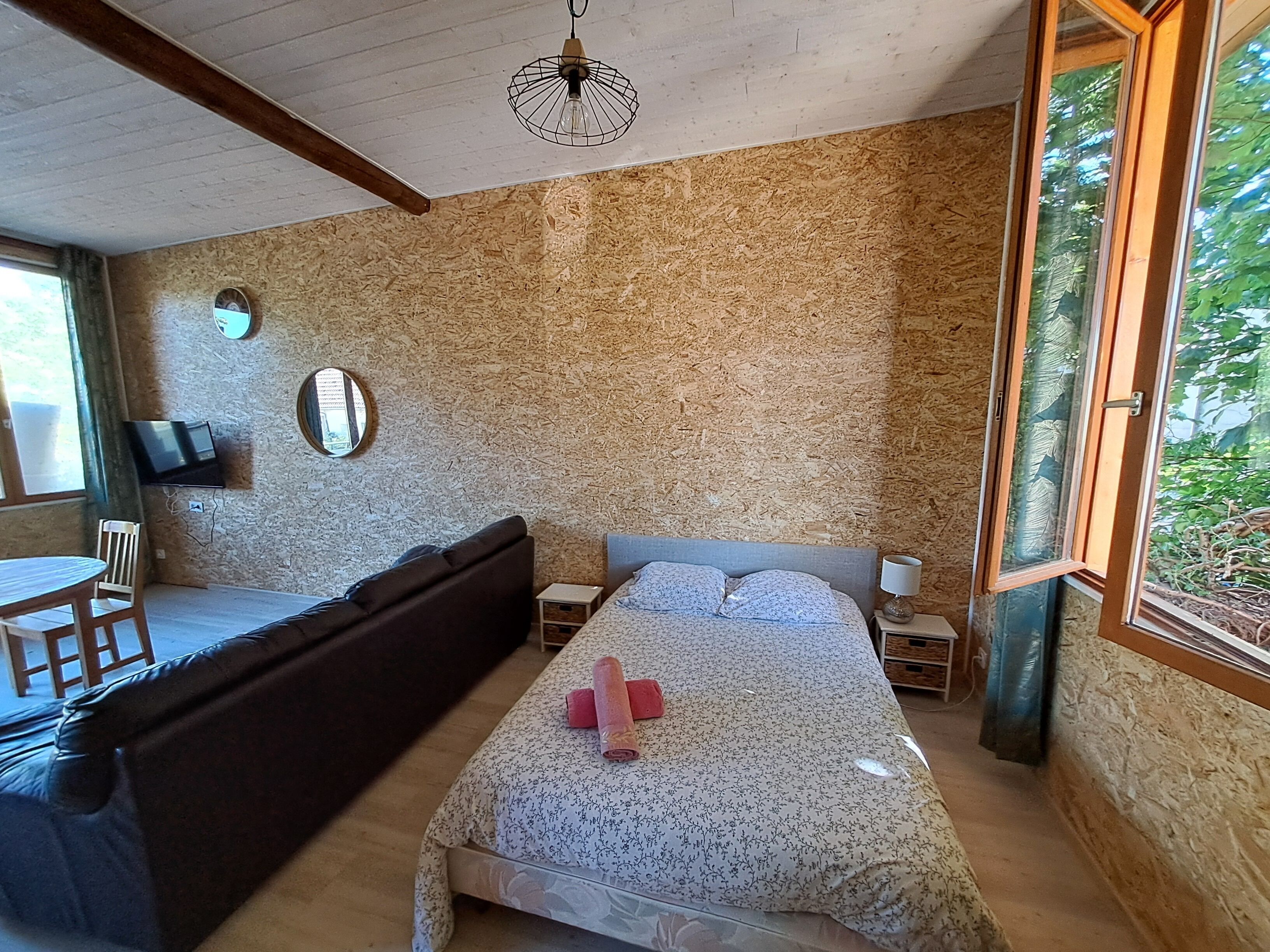 Chalet Romantique | Coin séjour | Télévision à écran plat de 32 pouces avec chaînes numériques