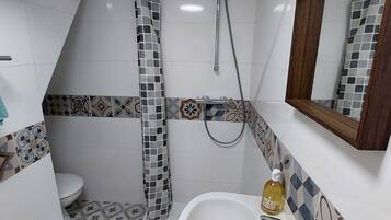 Apartament estàndard | Bany | Dutxa, assecador de cabells, tovalloles i sabó