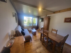 TV - Cozy 1BR Apartment with Parking, Balcony & Near Montgenèvre Slopes (Montgenèvre)