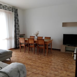 Appartamento Comfort | Area soggiorno | TV a schermo piatto 43 pollici con canali digitali