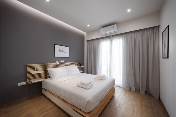 1 bedroom, iron/ironing board, free WiFi, bed sheets - Chic & Renovated Retreat Steps from Metro Access (Athina)