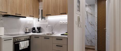 Kühlschrank, Ofen, Herdplatte, Wasserkocher mit Kaffee-/Teezubehör