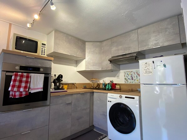 Køleskab, mikrobølgeovn, ovn, kogeplade