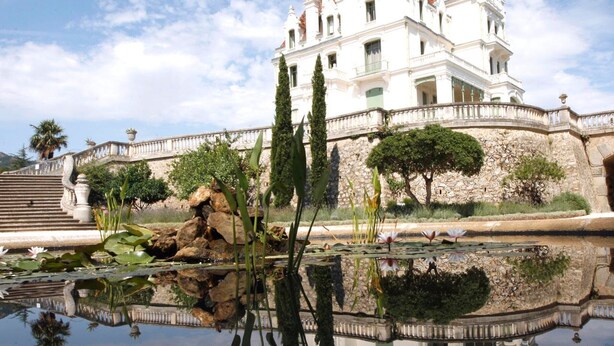 A large white building with a stone wall and a pond with lily pads. - Cozy pavilion in Argelès-sur-Mer, near the sea (Argelès-sur-Mer)