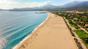 A coastal beach with a sandy shore, a clear blue sea, and a mountainous backdrop. - Cozy pavilion in Argelès-sur-Mer, near the sea (Argelès-sur-Mer)