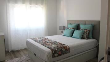 3 Schlafzimmer, Schreibtisch, Bügeleisen/Bügelbrett, Reisekinderbett