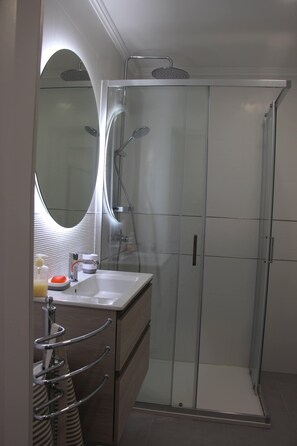 Dusche, Haartrockner, Handtücher, Toilettenpapier