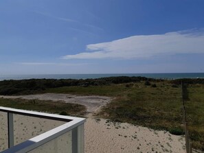 På stranden