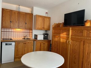 Kylskåp, mikrovågsugn, ugn och diskmaskin