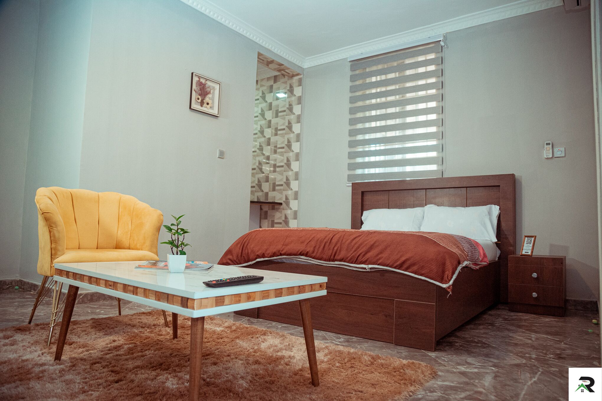 Tabla de planchar con plancha, wifi y ropa de cama 