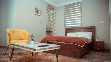 Tabla de planchar con plancha, wifi y ropa de cama