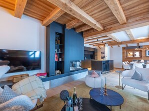 TV, fireplace - Luxury chalet Alpe d'Huez with spa and ski-in/ski-out (Huez)