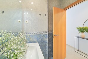 Hårføner og håndklær