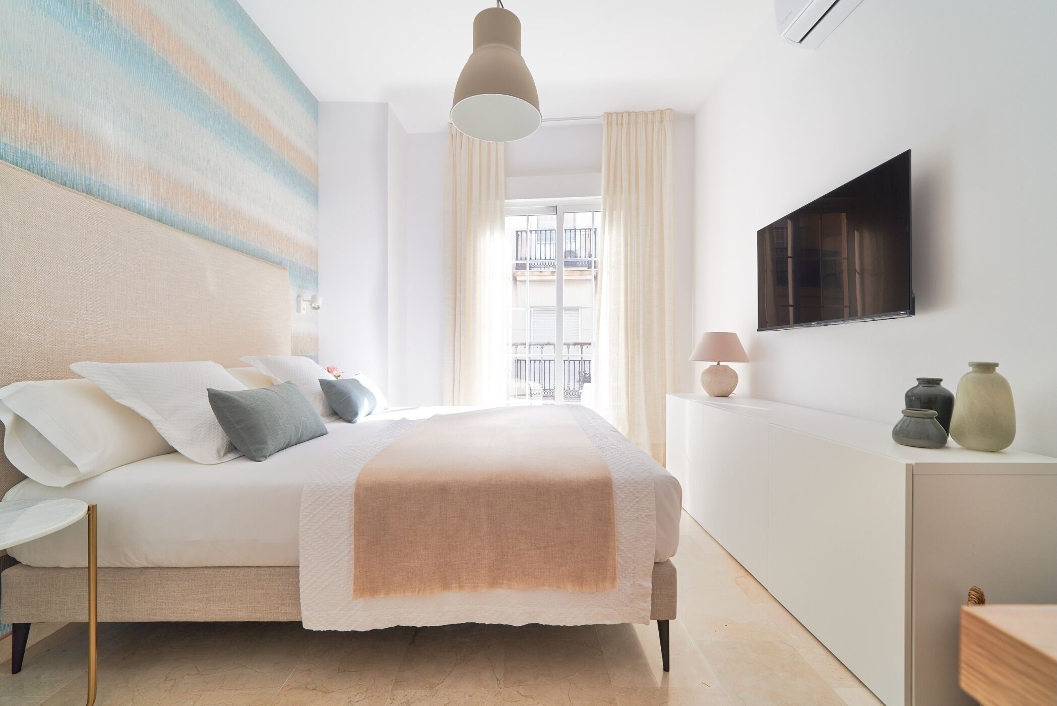 Iron/ironing board, Internet, bed sheets