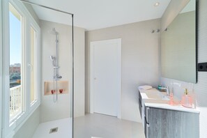 Dusche, Haartrockner, Handtücher