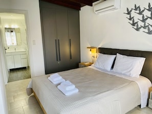 3 habitaciones, tabla de planchar con plancha y cuna de viaje