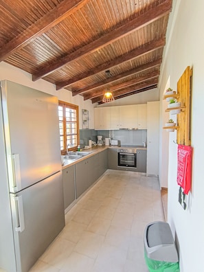 Refrigerador, horno, parrilla de estufa y cafetera y tetera