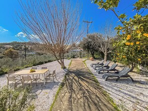Outdoor dining - Beach Walk Haven: Cozy Home 8 Minutes from Almyrida Beach (Almyrida)