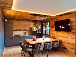 Dining - Luxury 8-Person Apartment, South Balcony, 120m from Pra-Loup 1500 Lift (Pra-Loup)