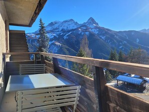 Outdoor dining - Luxury 8-Person Apartment, South Balcony, 120m from Pra-Loup 1500 Lift (Pra-Loup)
