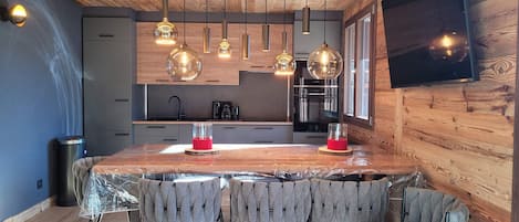 Réfrigérateur, four à micro-ondes, un four, surface de cuisson