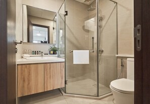 Een douche, een regendouche, gratis toiletartikelen, een haardroger