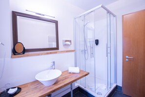 Deluxe Room | Bathroom | Free toiletries, hair dryer - Boutique Hotel Schwarzer Baer (Lutherstadt Wittenberg)