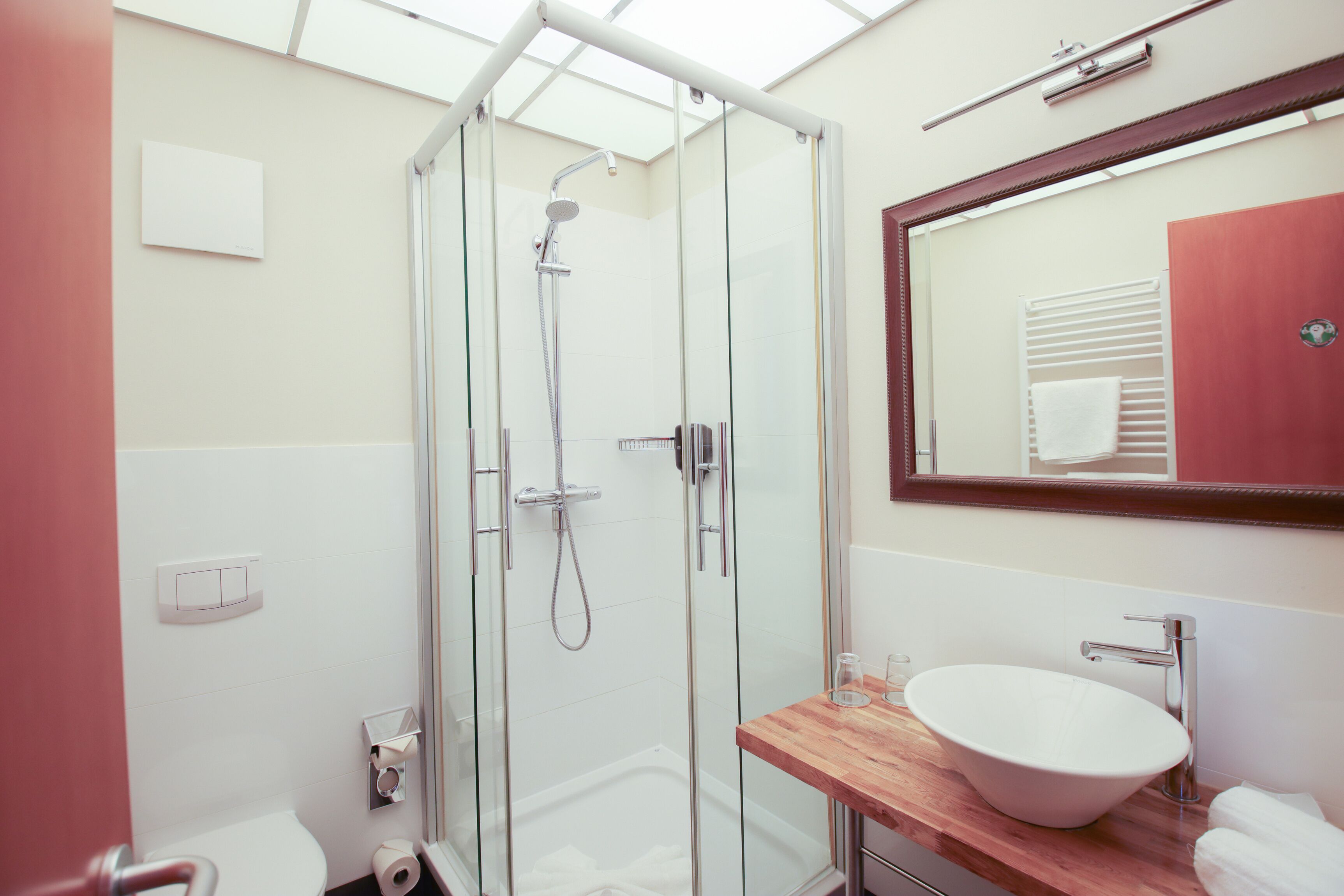 Standard-Doppelzimmer | Badezimmer | Kostenlose Toilettenartikel, Haartrockner