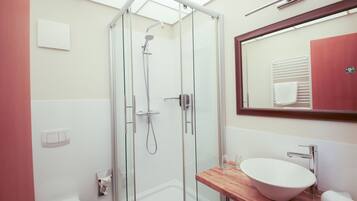 Standard-Doppelzimmer | Badezimmer | Kostenlose Toilettenartikel, Haartrockner