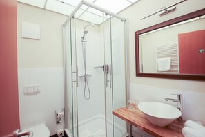 Standard Double Room | Bathroom | Free toiletries, hair dryer - Boutique Hotel Schwarzer Baer (Lutherstadt Wittenberg)