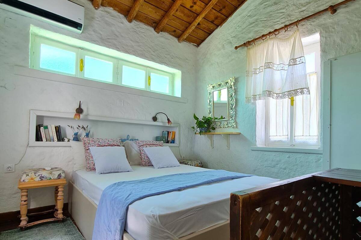 Green House | 1 bedroom, laptop workspace, blackout drapes, iron/ironing board