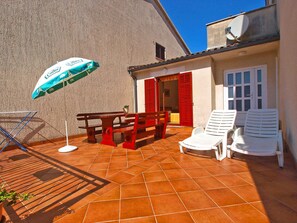 Outdoor dining - Holiday apartment with air conditioning and terrace (Štinjan)