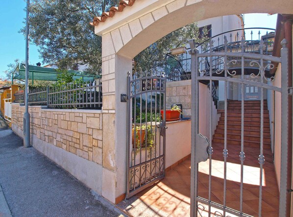 Property grounds - Holiday apartment with air conditioning (Štinjan)