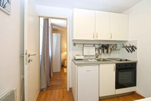 Fridge, oven, stovetop