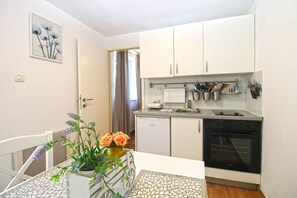 Fridge, oven, stovetop