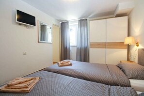 1 bedroom, travel cot, Internet