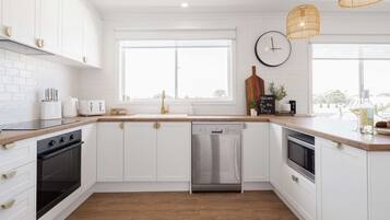 Køleskab, mikrobølgeovn, ovn, kogeplade