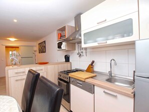 Køleskab, mikrobølgeovn, ovn, kogeplade