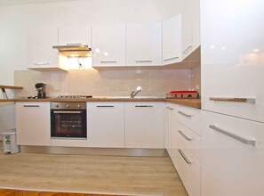 Kjøleskap, kokeplater, kaffetrakter/tekoker og kjøkkenutstyr