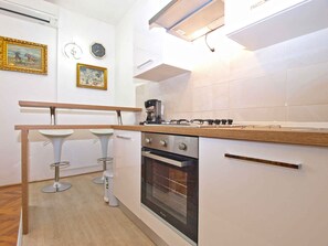 Fridge, stovetop, coffee/tea maker, cookware/dishes/utensils - Holiday apartment with air conditioning (Pula)