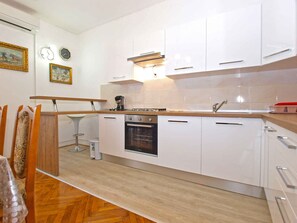 Kjøleskap, kokeplater, kaffetrakter/tekoker og kjøkkenutstyr