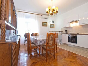 Kjøleskap, kokeplater, kaffetrakter/tekoker og kjøkkenutstyr