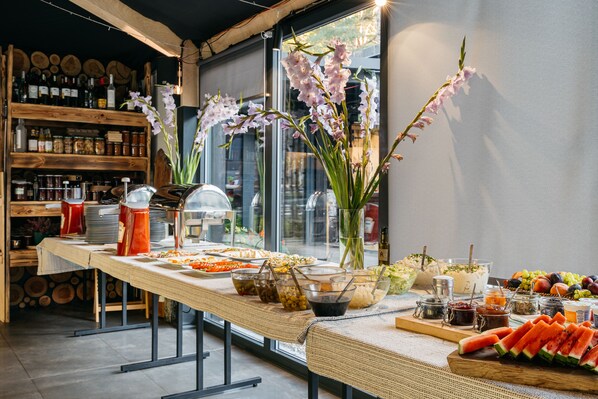 Free daily buffet breakfast 