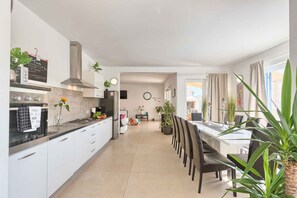 Kylskåp, mikrovågsugn, ugn och spishäll