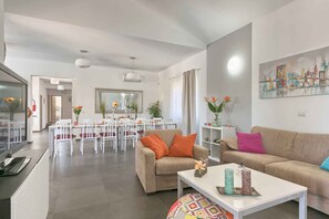 TV - Villa with swimming pool, sauna and children's playground (Žminj)