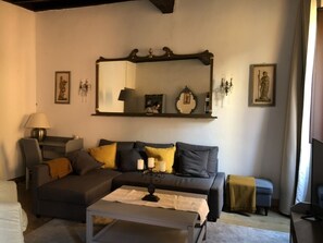 Smart-tv, boeken en een printer