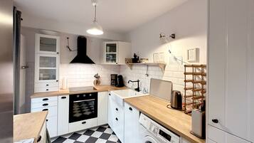 Herdplatte, Geschirrspüler, Kochgeschirr/Geschirr/Besteck, Küchenrolle