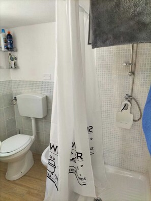 Dutxa, assecador de cabells, bidet i tovalloles 